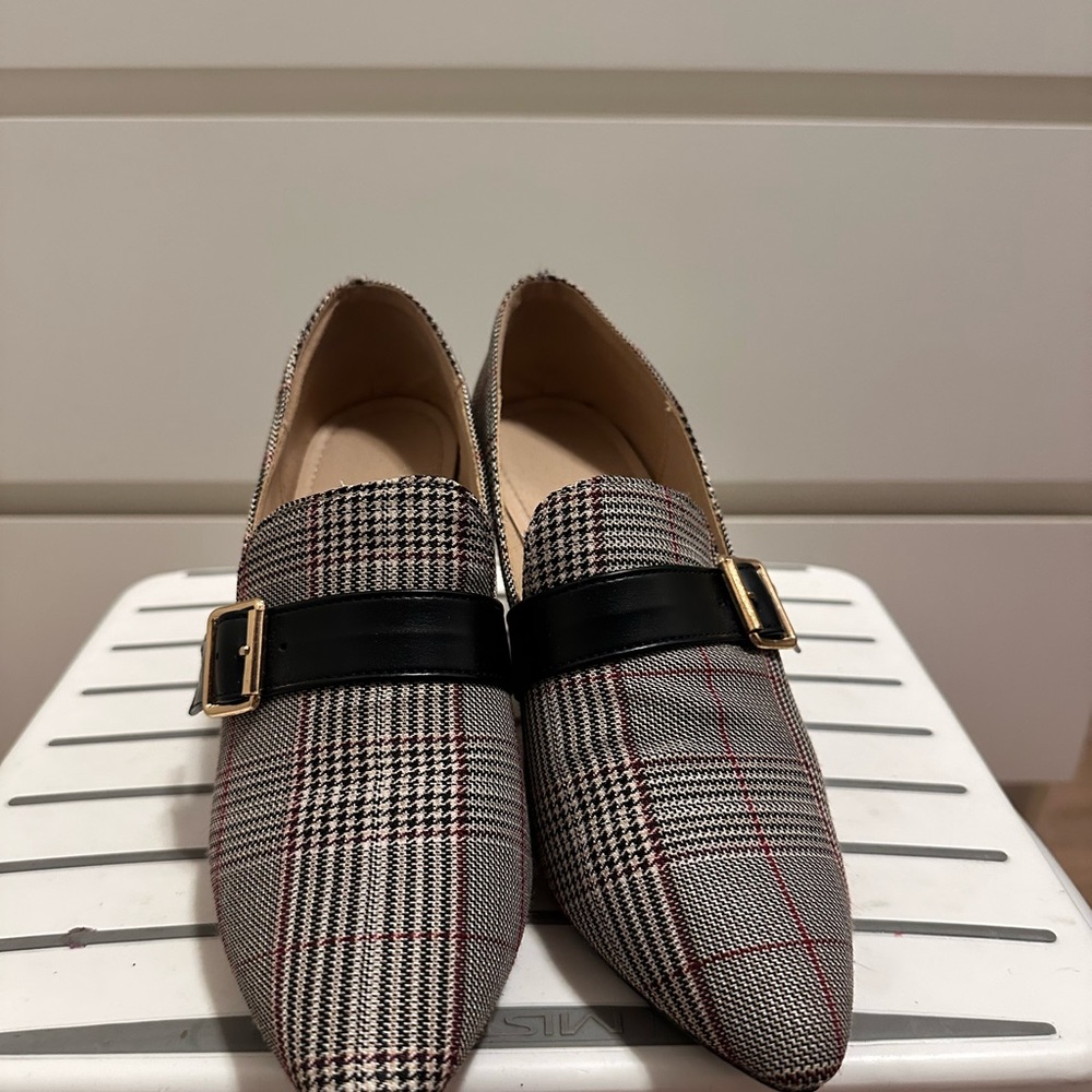 SHEIN Gray and Black Flats with Sleek Design